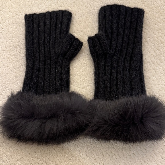 Black Fingerless Gloves with Fur Trim - Picture 3 of 3